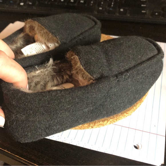 Size 7/8 black fuzzy slippers - Picture 7 of 9